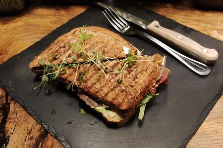 Сэндвич с олениной