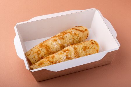 Блинчики с творогом и карамельными фруктами