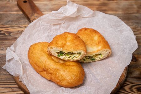 Пирожок жареный лук с яйцом