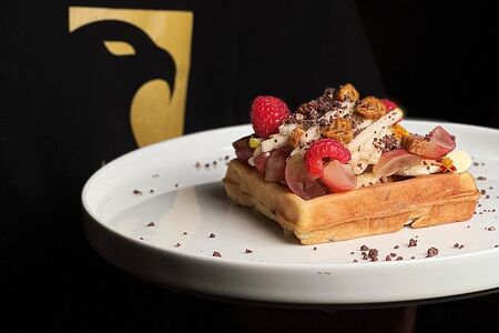 Венская банановая вафля с фруктами