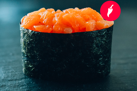 Гункан с копченым лососем