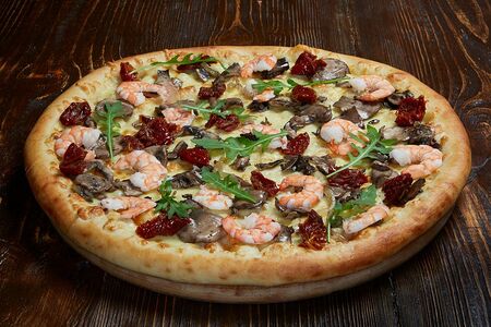 Пицца с вялеными томатами, креветками и грибами