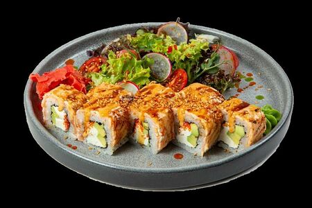 Ролл с обожжённым лососем