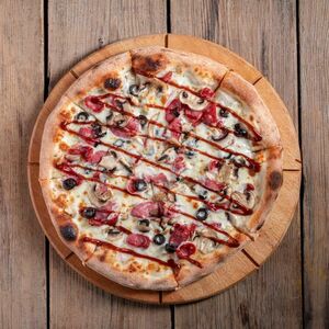 Пицца с охотничьими колбасками итальянская