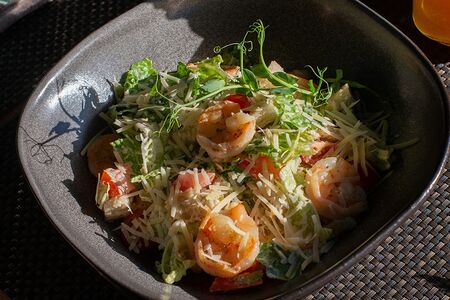 Салат Цезарь с креветками