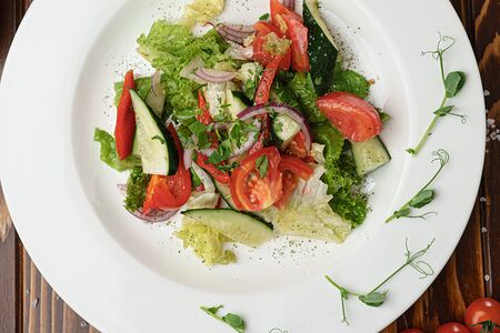 Деревенский салат из свежих овощей с оливковым маслом 