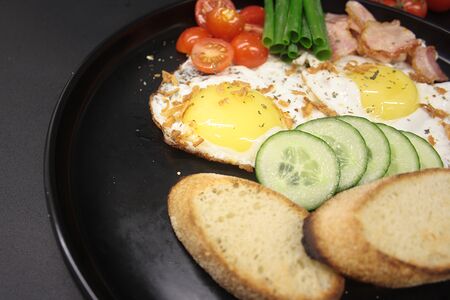 Яичница-Глазунья с Беконом и Овощами