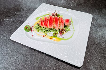 Стейк тунца с птитимом и шпинатом