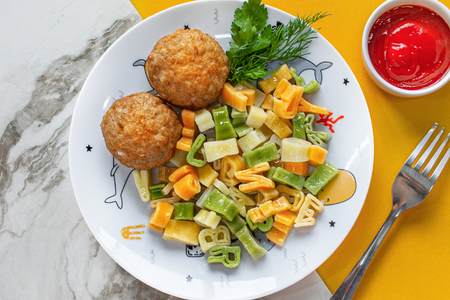 Котлетки куриные с макарошками