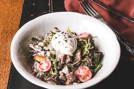 Теплый салат с яйцом пашот