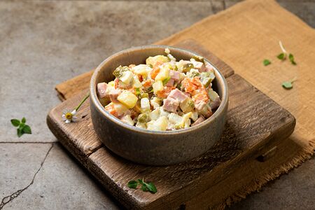 Салат Оливье с ветчиной