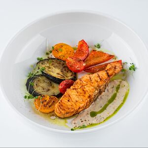 Лосось с овощами