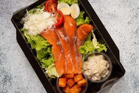 Салат Цезарь с сёмгой