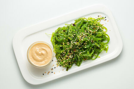 Салат чука с ореховым соусом