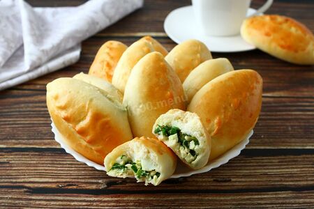 Пирожок с яйцом и зеленым луком