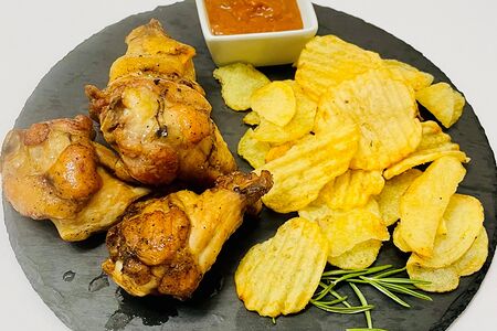 Куриные крылья горячего копчения на ольхе с картофельными чипсами и соусом