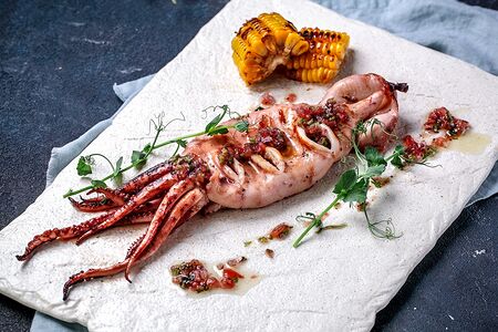 Тихоокеанский кальмар гриль с кукурузой и овощной сальсой
