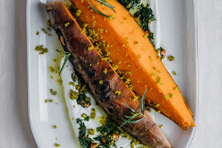 Запеченный батат с лабне и гремолатой