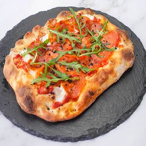 Пицца с пеперони и руколой