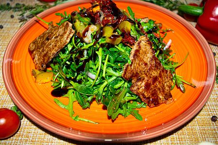 Салат с телятиной на гриле