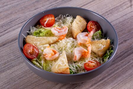 Салат Цезарь с креветками