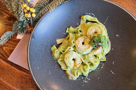 Паста с креветками и шпинатом