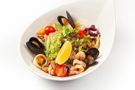 Теплый салат с морепродуктами