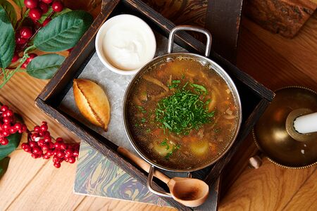 Похлебка с лесными грибами, полбой и пирожком из печи