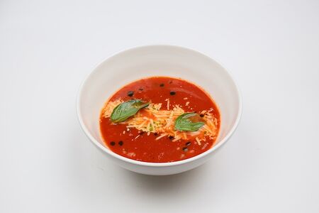 Пряный томатный суп с пармезаном