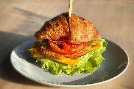 Круассан-бургер