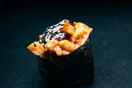 Гункан запеченный лосось