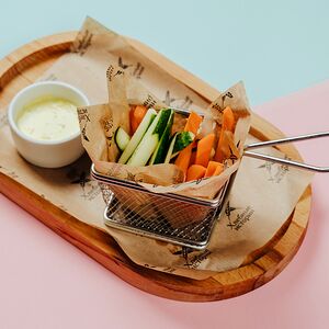 Овощные палочки с белым соусом