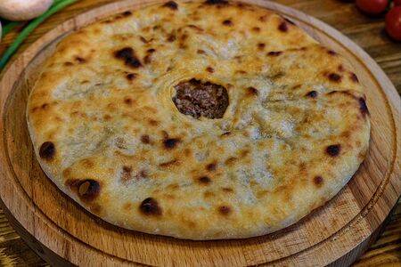 Осетинский пирог с говяжьей печенью и картофелем