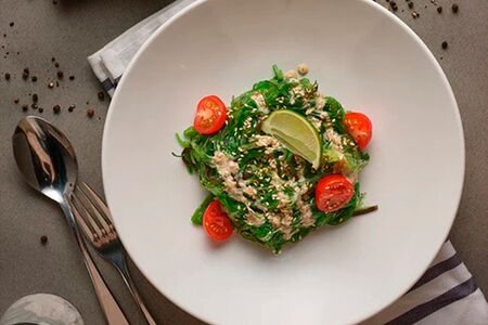 Салат Чука с ореховым соусом