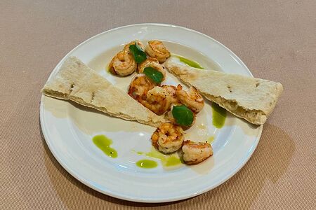 Креветки на гриле с чесноком и фокаччей