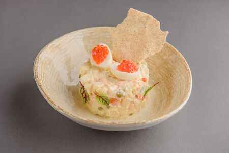 Салат Оливье с копченым лососем