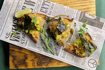 Брускетты с тартаром из лосося