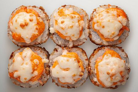 Запеченный ролл с лососем и крабом New