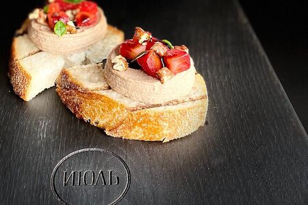 Брускетта с куриным паштетом и клубникой