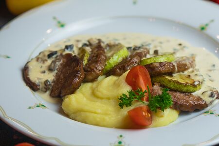 Мини-медальоны с картофельным пюре под сливочно-грибным соусом