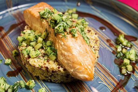 Стейк из лосося с киноа и гранатовой эмульсией