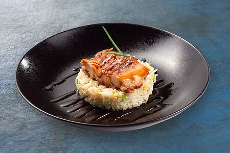 Домашняя курочка гриль на подушке из риса и цукини