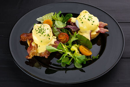 Яйца Бенедикт с беконом