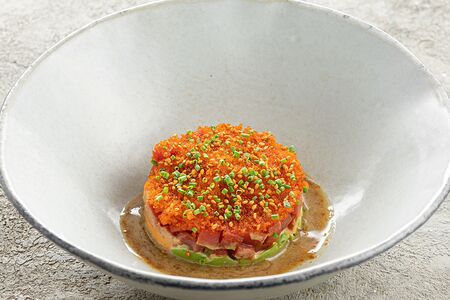 Тартар из тунца с авокадо и соусом юдзу-васаби