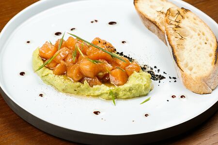 Тартар из лосося и крем из авокадо