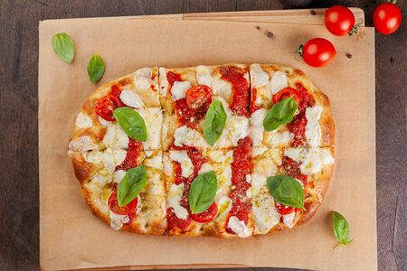 Римская пицца с томатами черри, соусом песто и базиликом