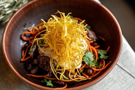 Теплый салат с телятиной, морковью и фасолью