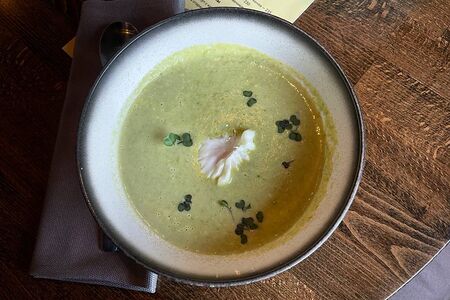 Крем-суп из спаржи с яйцом пашот