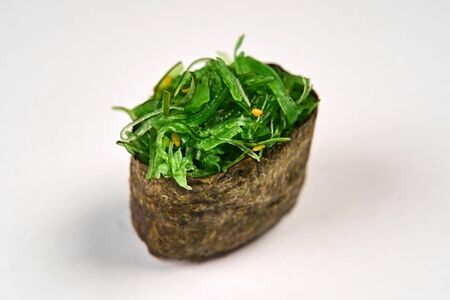 Суши с салатом чука