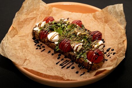 Брускетта с моцареллой и соусом Песто